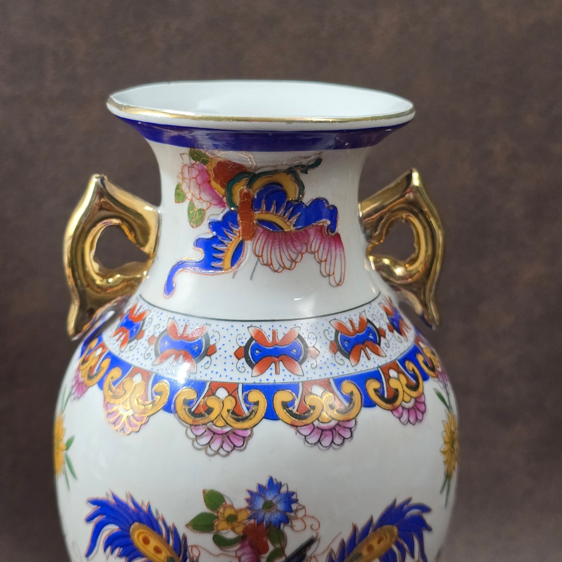 Vintage Porzellanvase aus China, 1970er Jahre, mit Paradiesvogel-Dekor, farbig bemalt und goldverziert, dekorativ und symbolträchtig.