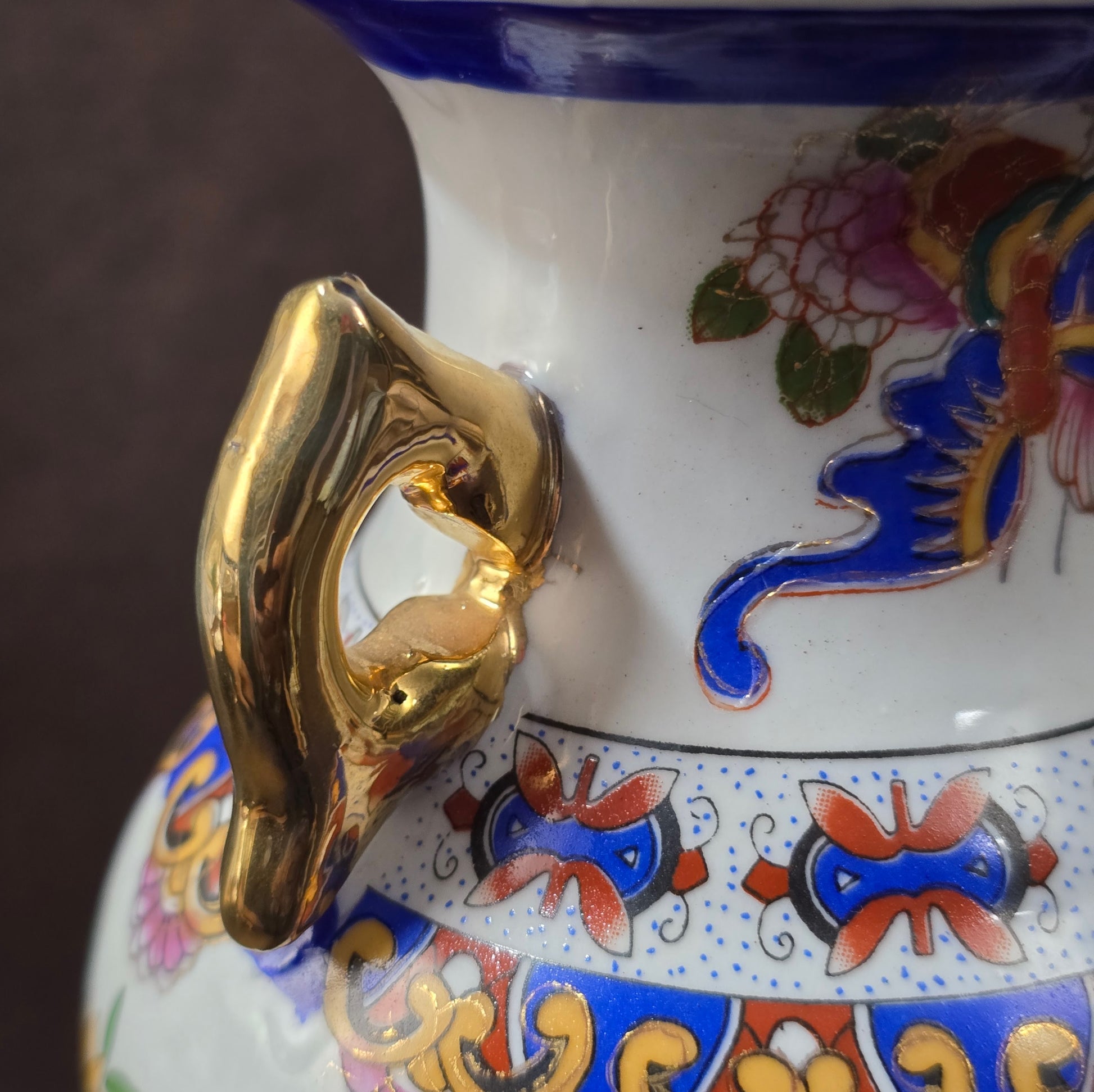 Vintage Porzellanvase aus China, 1970er Jahre, mit Paradiesvogel-Dekor, farbig bemalt und goldverziert, dekorativ und symbolträchtig.