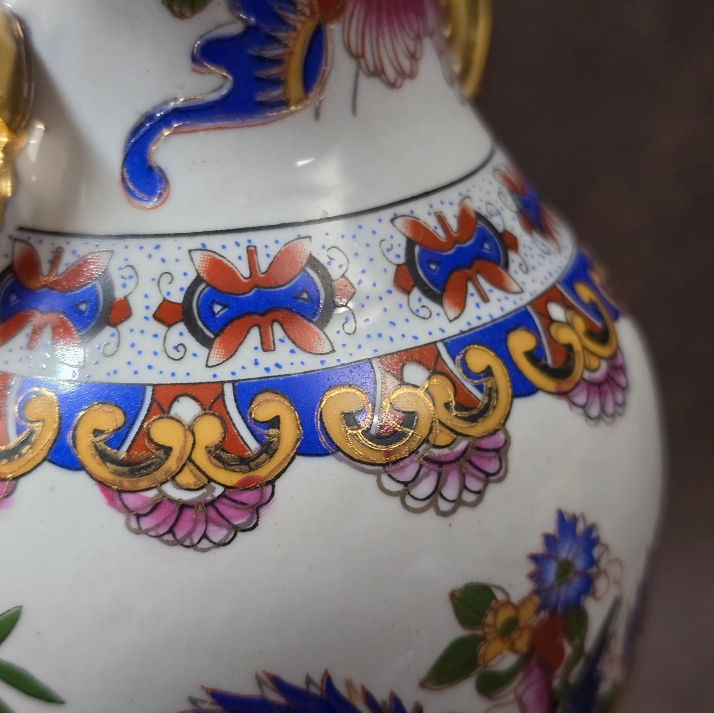 Vintage Porzellanvase aus China, 1970er Jahre, mit Paradiesvogel-Dekor, farbig bemalt und goldverziert, dekorativ und symbolträchtig.