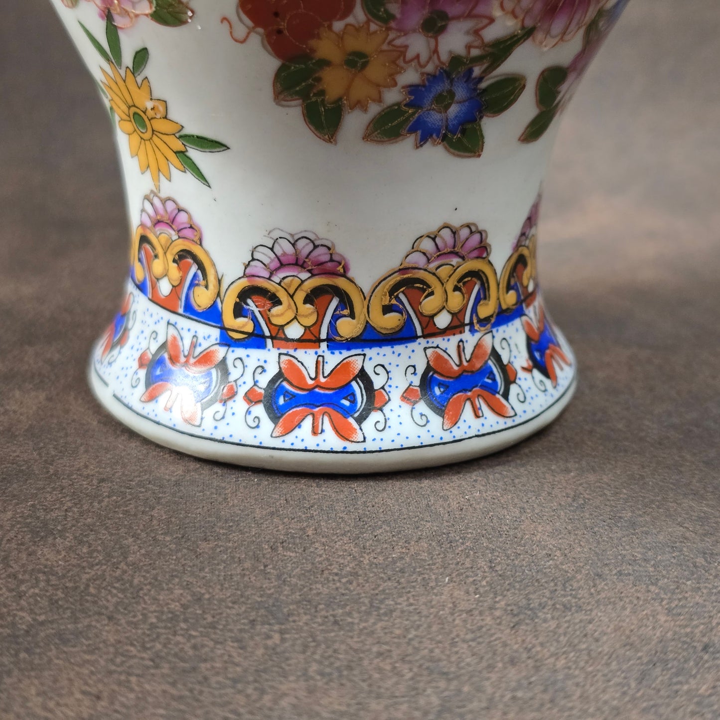 Vintage Porzellanvase aus China, 1970er Jahre, mit Paradiesvogel-Dekor, farbig bemalt und goldverziert, dekorativ und symbolträchtig.