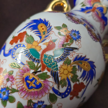 Vintage Porzellanvase aus China, 1970er Jahre, mit Paradiesvogel-Dekor, farbig bemalt und goldverziert, dekorativ und symbolträchtig.