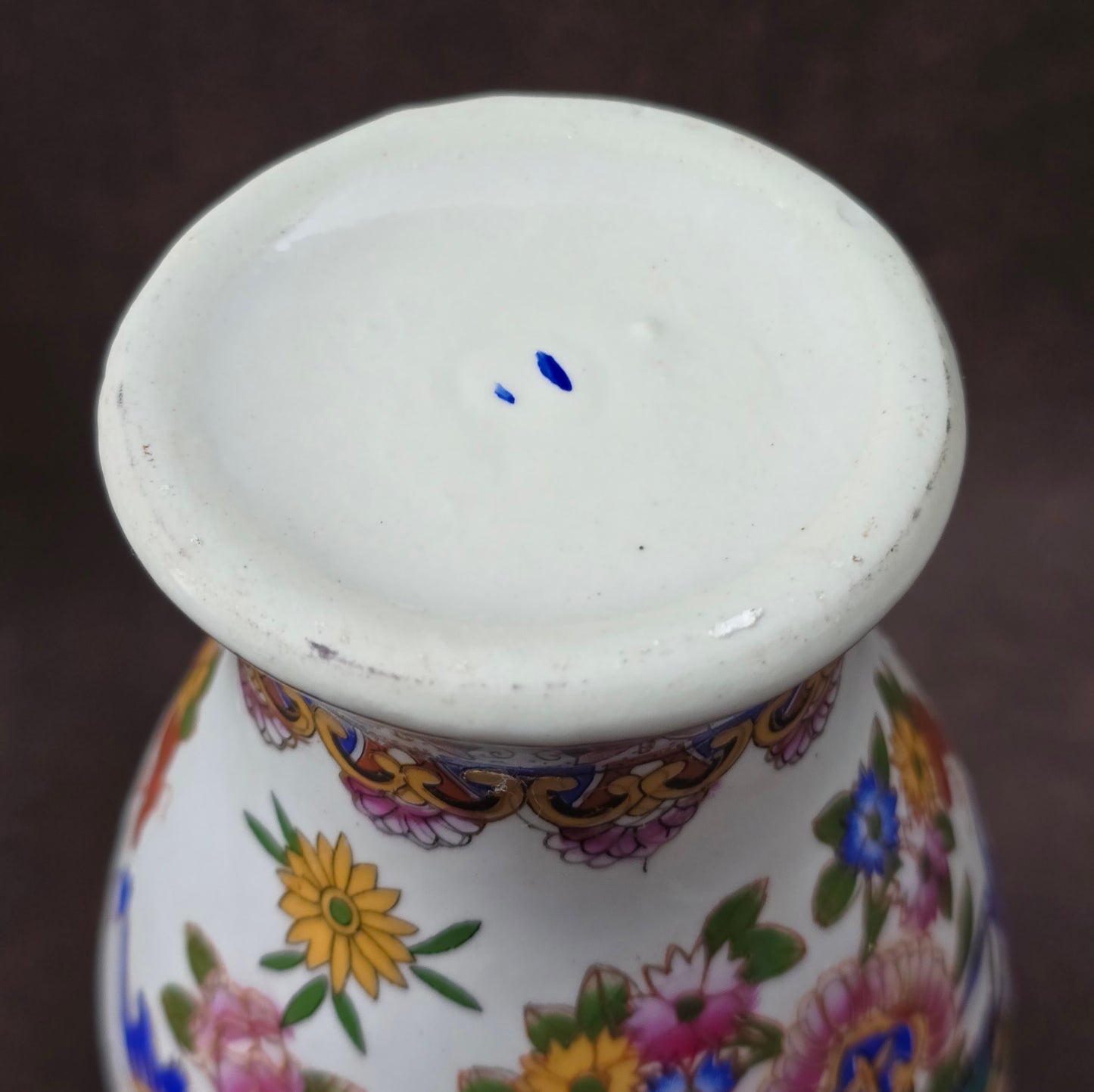 Vintage Porzellanvase aus China, 1970er Jahre, mit Paradiesvogel-Dekor, farbig bemalt und goldverziert, dekorativ und symbolträchtig.