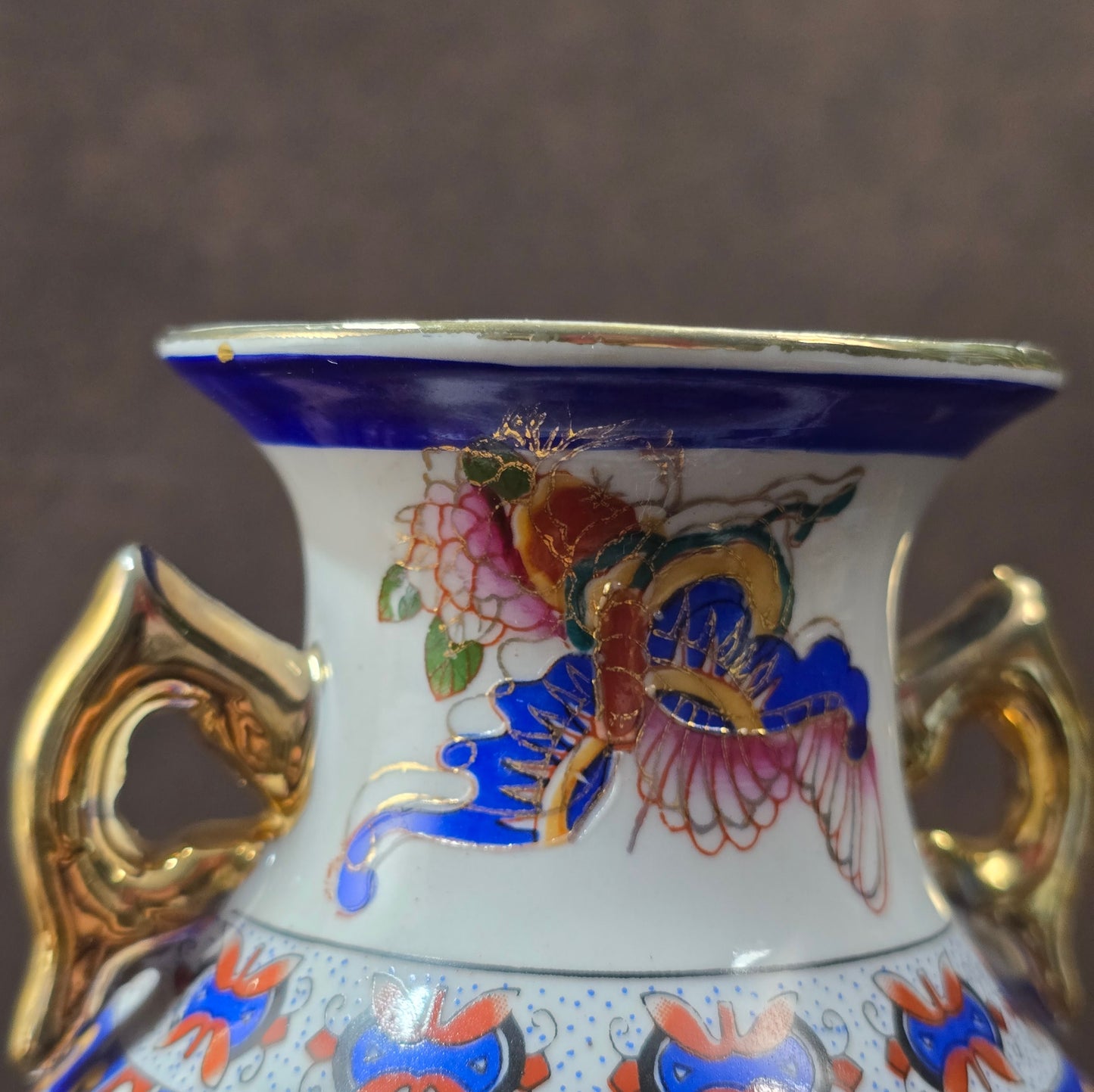 Vintage Porzellanvase aus China, 1970er Jahre, mit Paradiesvogel-Dekor, farbig bemalt und goldverziert, dekorativ und symbolträchtig.