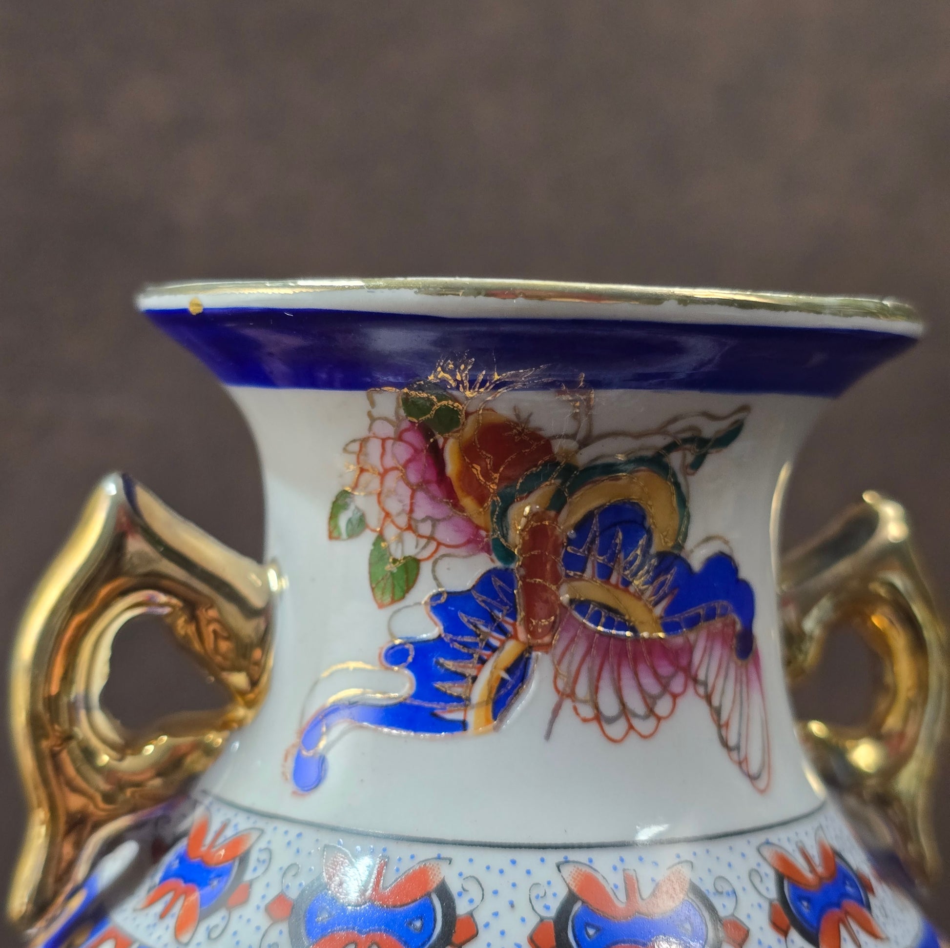 Vintage Porzellanvase aus China, 1970er Jahre, mit Paradiesvogel-Dekor, farbig bemalt und goldverziert, dekorativ und symbolträchtig.