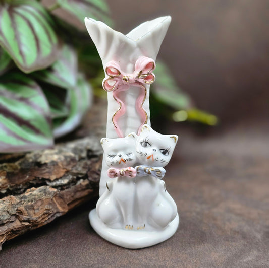 Kleine Kawaii-Porzellanvase mit zwei Kätzchen aus Japan (ca. 1950er/60er). Zart handbemalt, romantisch und perfekt für jede Vintage-Wohnung oder Sammlung.