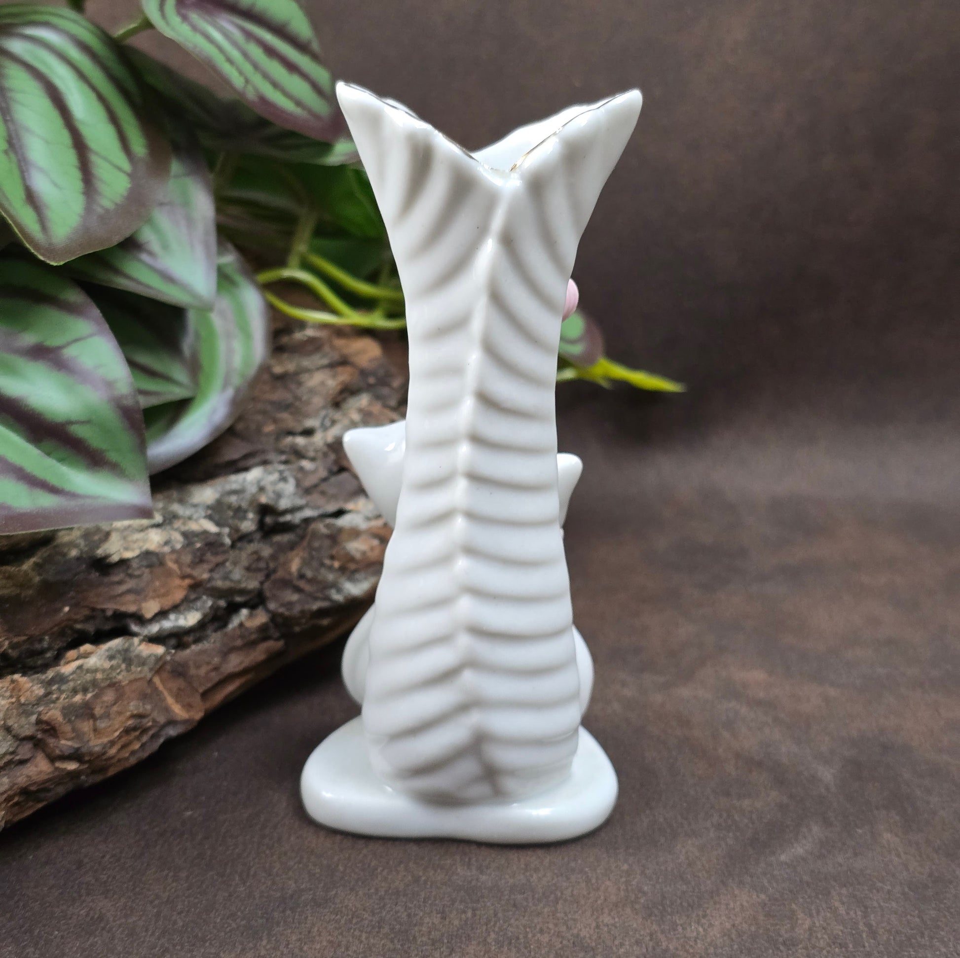 Kleine Kawaii-Porzellanvase mit zwei Kätzchen aus Japan (ca. 1950er/60er). Zart handbemalt, romantisch und perfekt für jede Vintage-Wohnung oder Sammlung.