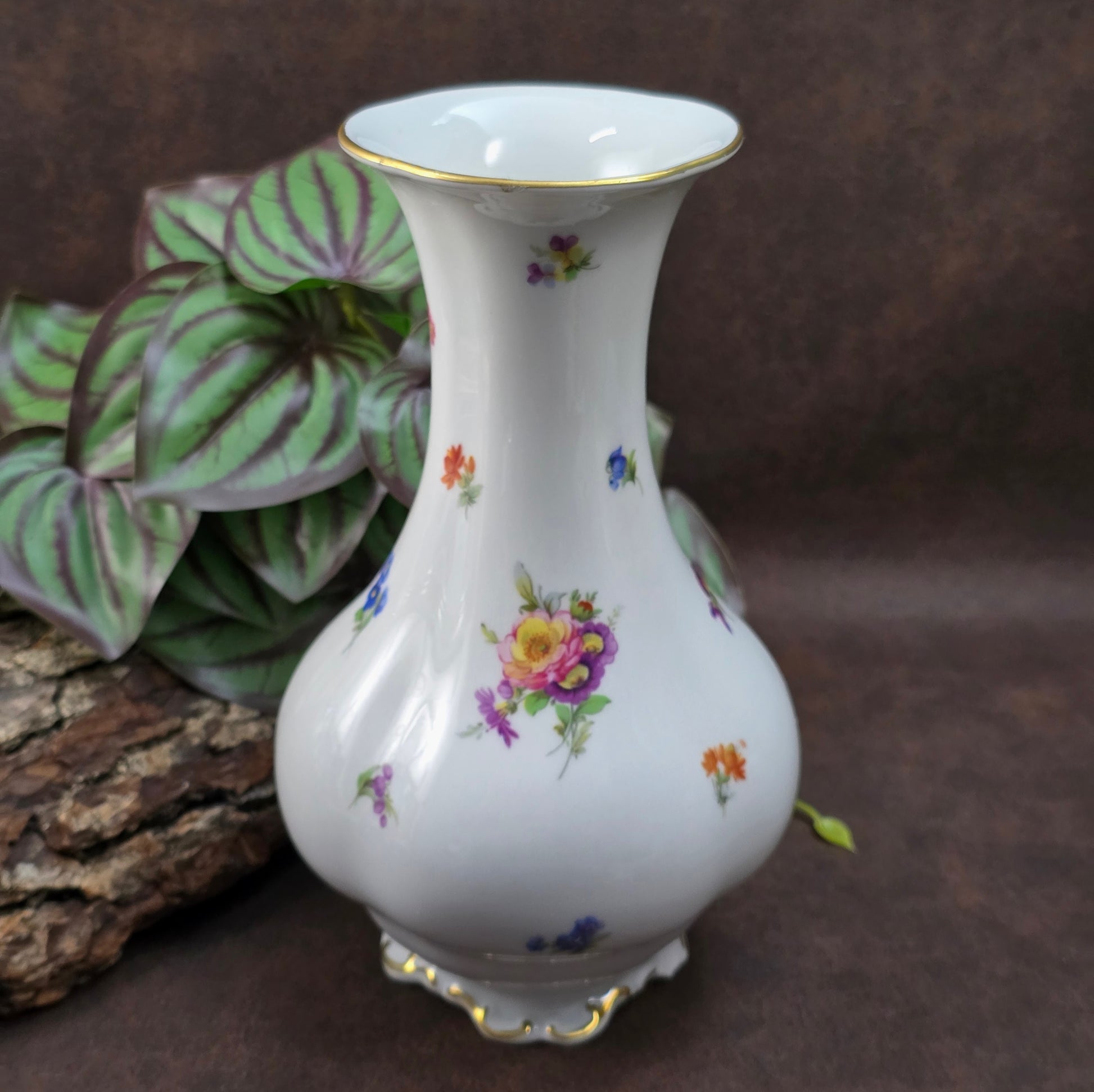 Lindner Porzellanvase mit Streublümchen aus W. Germany (ca. 1965–1975). Handarbeit, Vintagezustand – ideal für deine Blumen oder als Sammlerstück.