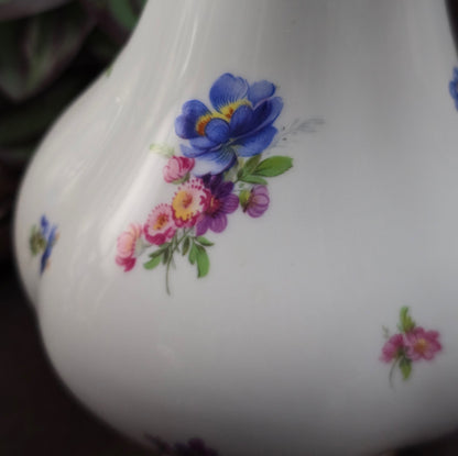 Lindner Porzellanvase mit Streublümchen aus W. Germany (ca. 1965–1975). Handarbeit, Vintagezustand – ideal für deine Blumen oder als Sammlerstück.