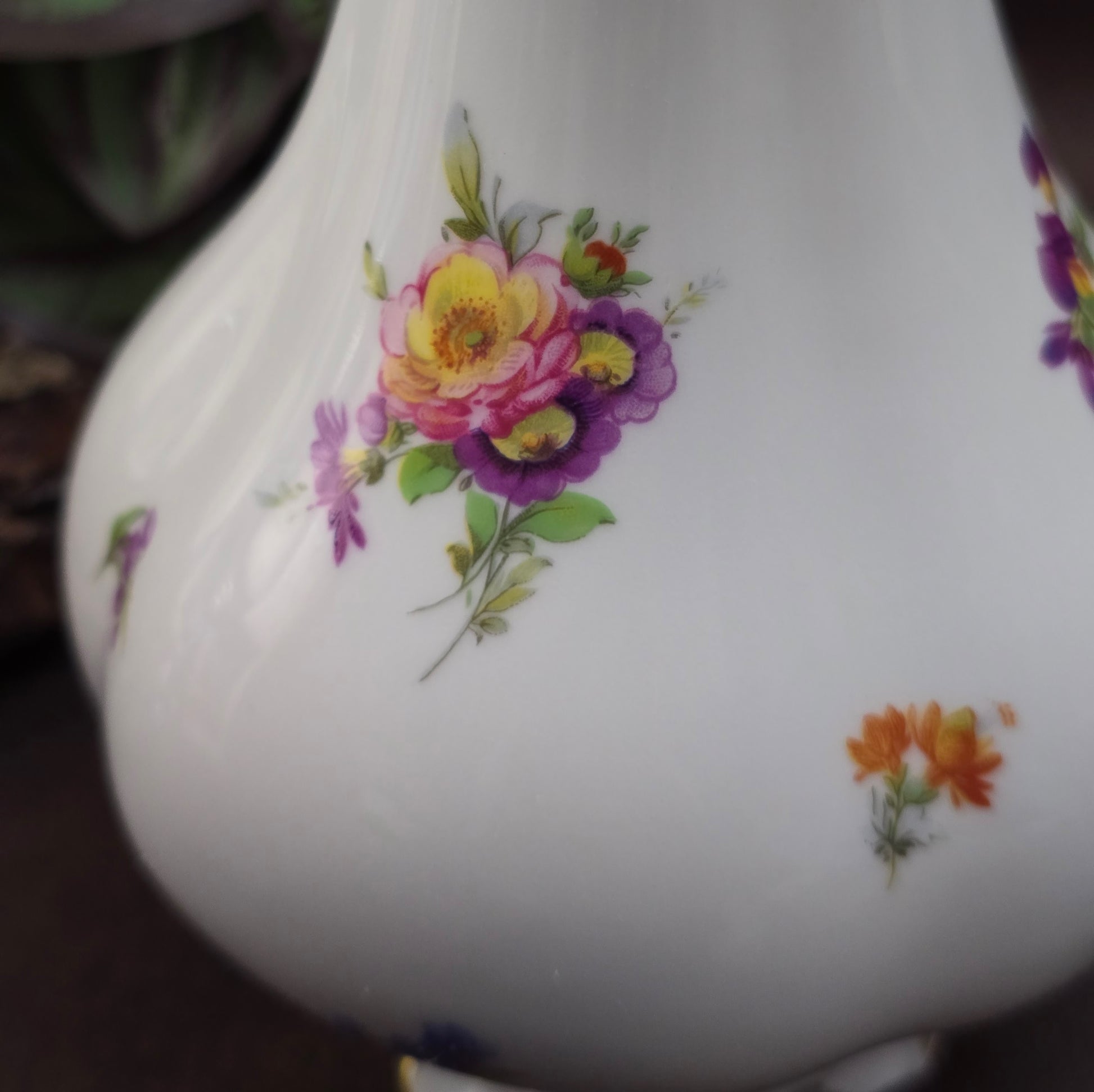 Lindner Porzellanvase mit Streublümchen aus W. Germany (ca. 1965–1975). Handarbeit, Vintagezustand – ideal für deine Blumen oder als Sammlerstück.