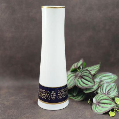 Vintage Porzellanvase von Volkstedt aus den 60ern. Kobaltblau auf Weiß mit Goldrand. 27 cm hoch, DDR-Manufakturkunst in bester Erhaltung!