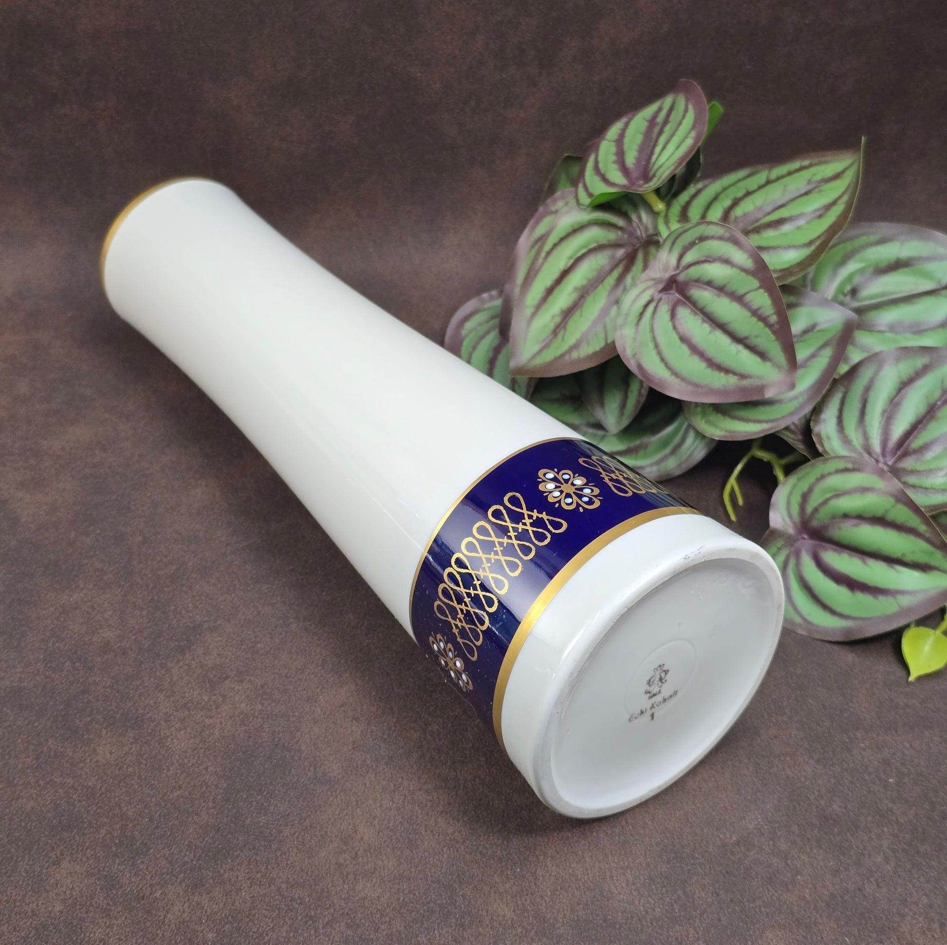 Vintage Porzellanvase von Volkstedt aus den 60ern. Kobaltblau auf Weiß mit Goldrand. 27 cm hoch, DDR-Manufakturkunst in bester Erhaltung!