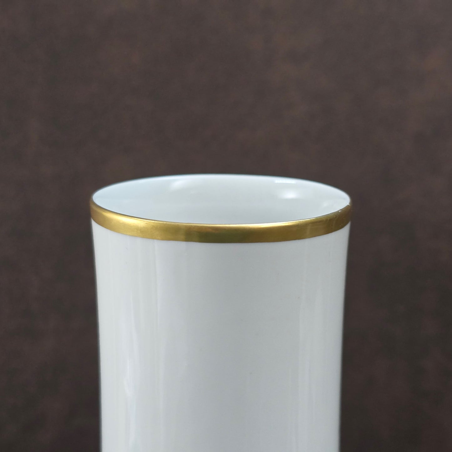 Vintage Porzellanvase von Volkstedt aus den 60ern. Kobaltblau auf Weiß mit Goldrand. 27 cm hoch, DDR-Manufakturkunst in bester Erhaltung!