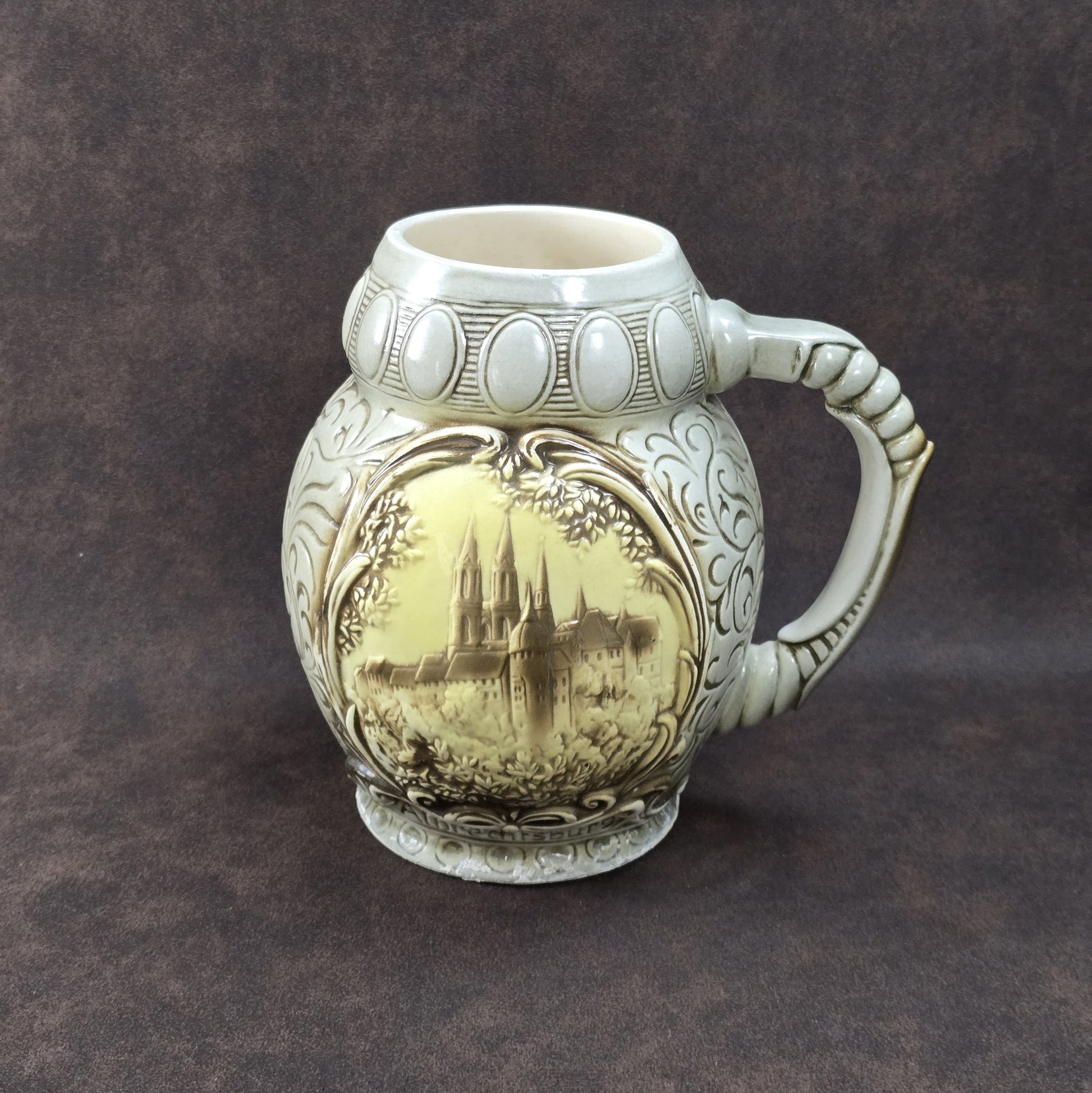 Porzellankrug mit Albrechtsburg-Relief von der Sitzendorfer Porzellanmanufaktur, detailverliebt gestaltet, Vintage, 1950er–1970er Jahre.
