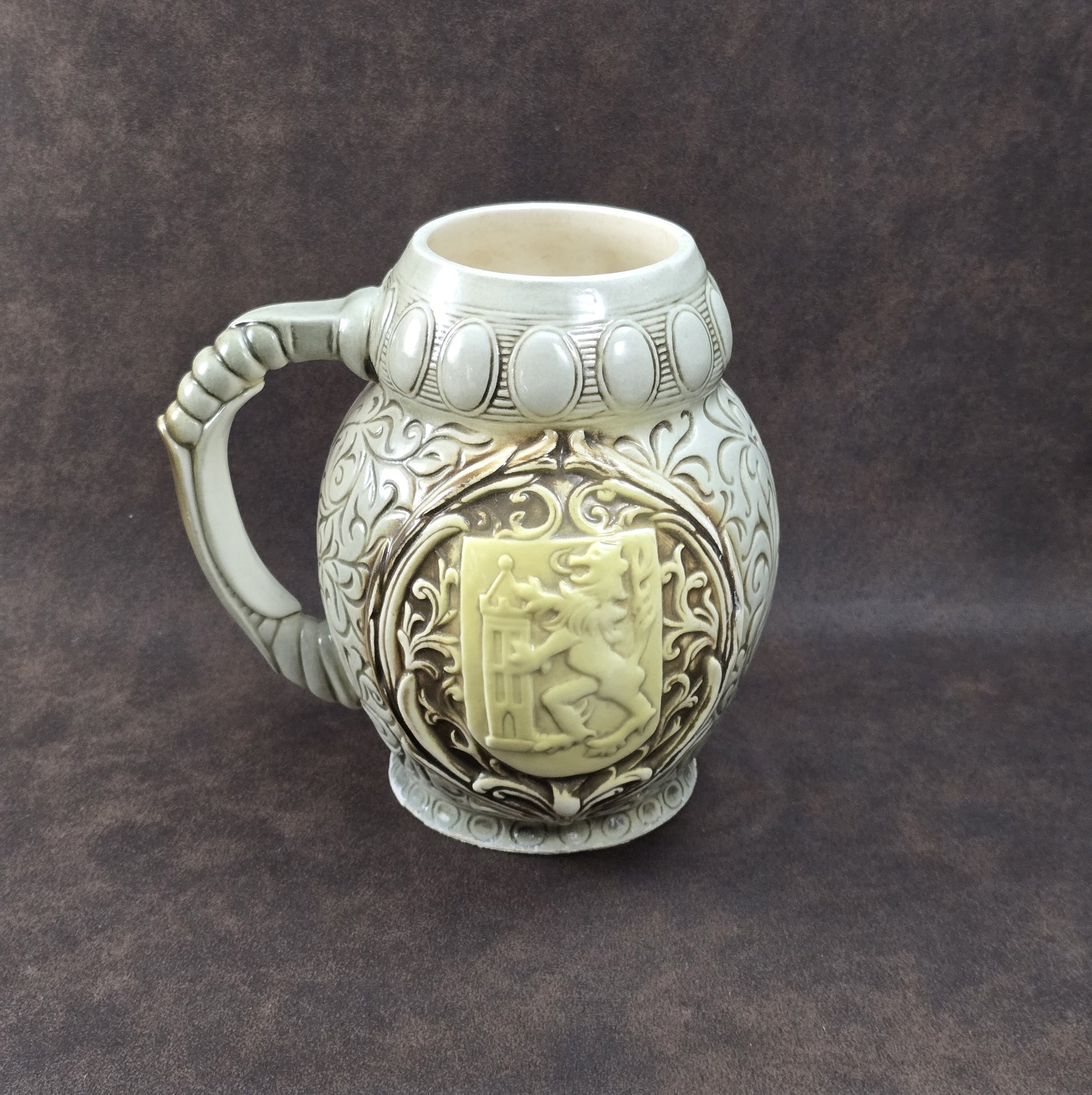 Porzellankrug mit Albrechtsburg-Relief von der Sitzendorfer Porzellanmanufaktur, detailverliebt gestaltet, Vintage, 1950er–1970er Jahre.