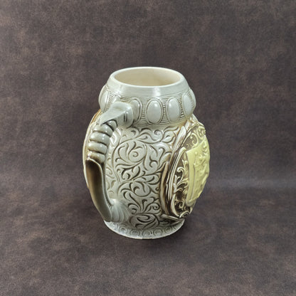 Porzellankrug mit Albrechtsburg-Relief von der Sitzendorfer Porzellanmanufaktur, detailverliebt gestaltet, Vintage, 1950er–1970er Jahre.