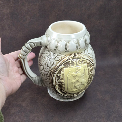 Porzellankrug mit Albrechtsburg-Relief von der Sitzendorfer Porzellanmanufaktur, detailverliebt gestaltet, Vintage, 1950er–1970er Jahre.