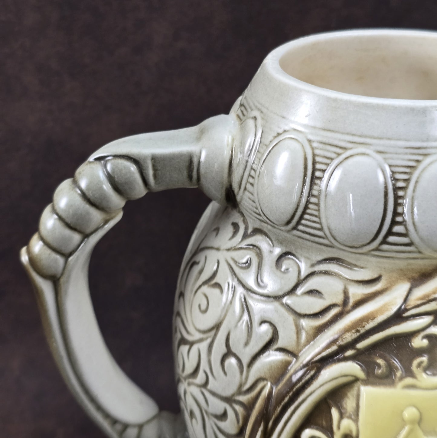 Porzellankrug mit Albrechtsburg-Relief von der Sitzendorfer Porzellanmanufaktur, detailverliebt gestaltet, Vintage, 1950er–1970er Jahre.