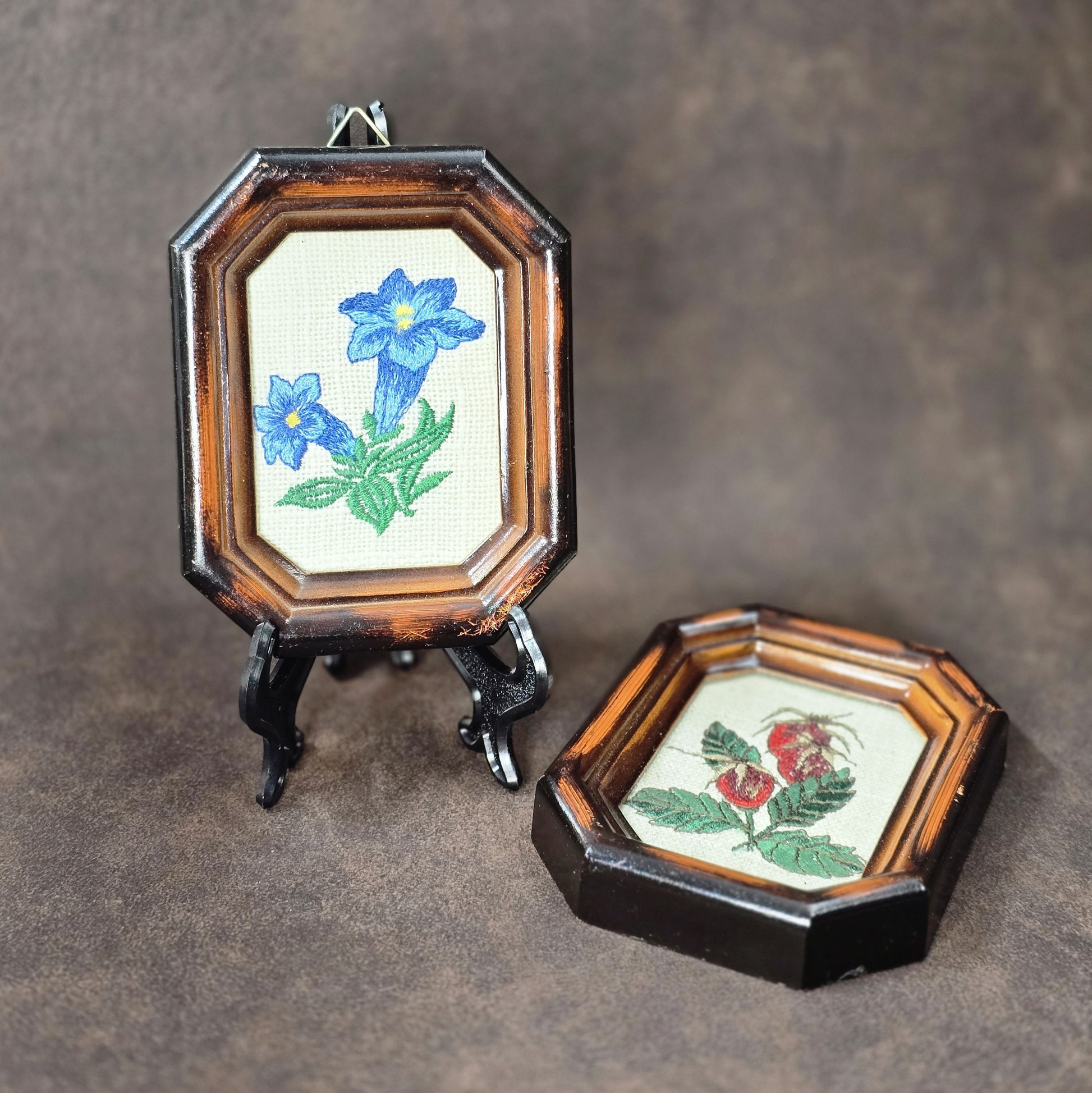 Zwei Vintage-Stickbilder aus den 60er/70er Jahren, Enzian & Hagebutte, unter Glas im britischen Registered Design Rahmen.