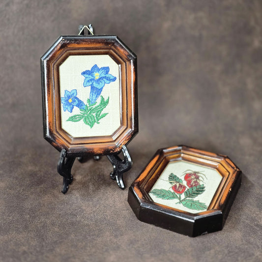 Zwei Vintage-Stickbilder aus den 60er/70er Jahren, Enzian & Hagebutte, unter Glas im britischen Registered Design Rahmen.