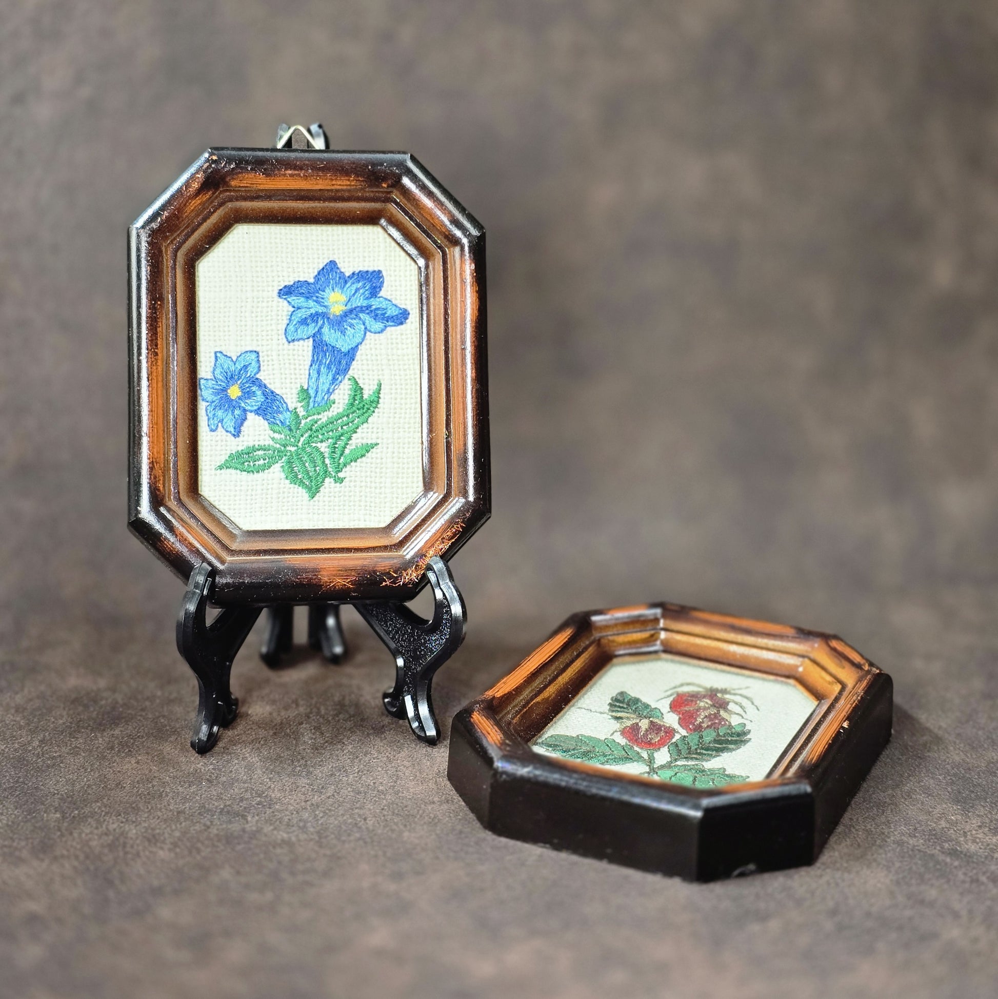 Zwei Vintage-Stickbilder aus den 60er/70er Jahren, Enzian & Hagebutte, unter Glas im britischen Registered Design Rahmen.