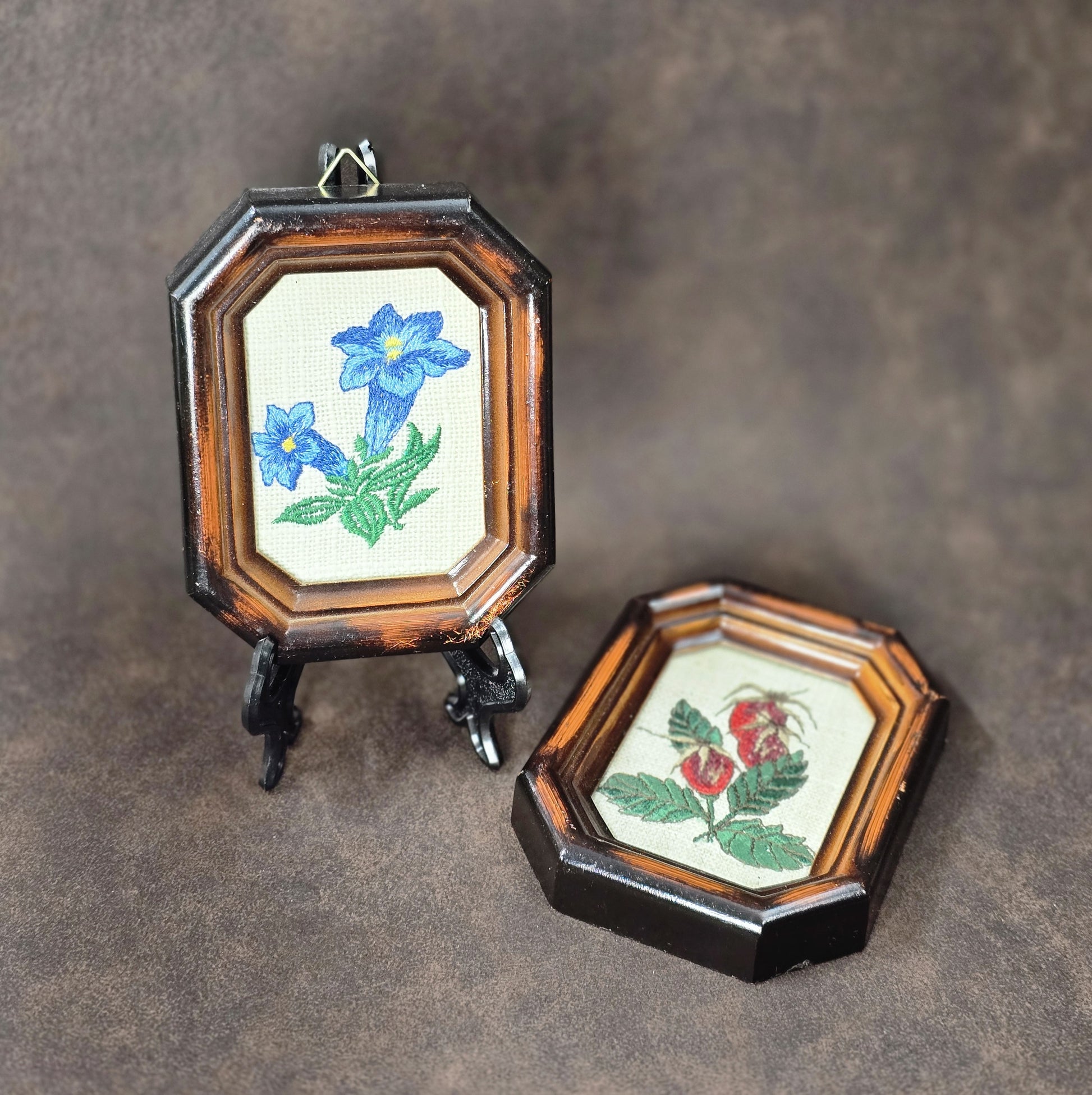 Zwei Vintage-Stickbilder aus den 60er/70er Jahren, Enzian & Hagebutte, unter Glas im britischen Registered Design Rahmen.
