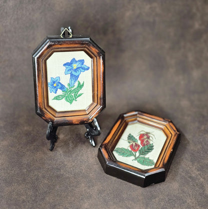 Zwei Vintage-Stickbilder aus den 60er/70er Jahren, Enzian & Hagebutte, unter Glas im britischen Registered Design Rahmen.