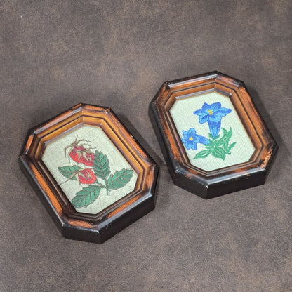 Zwei Vintage-Stickbilder aus den 60er/70er Jahren, Enzian & Hagebutte, unter Glas im britischen Registered Design Rahmen.