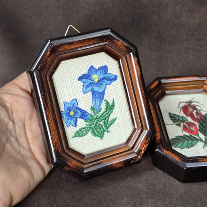 Zwei Vintage-Stickbilder aus den 60er/70er Jahren, Enzian & Hagebutte, unter Glas im britischen Registered Design Rahmen.