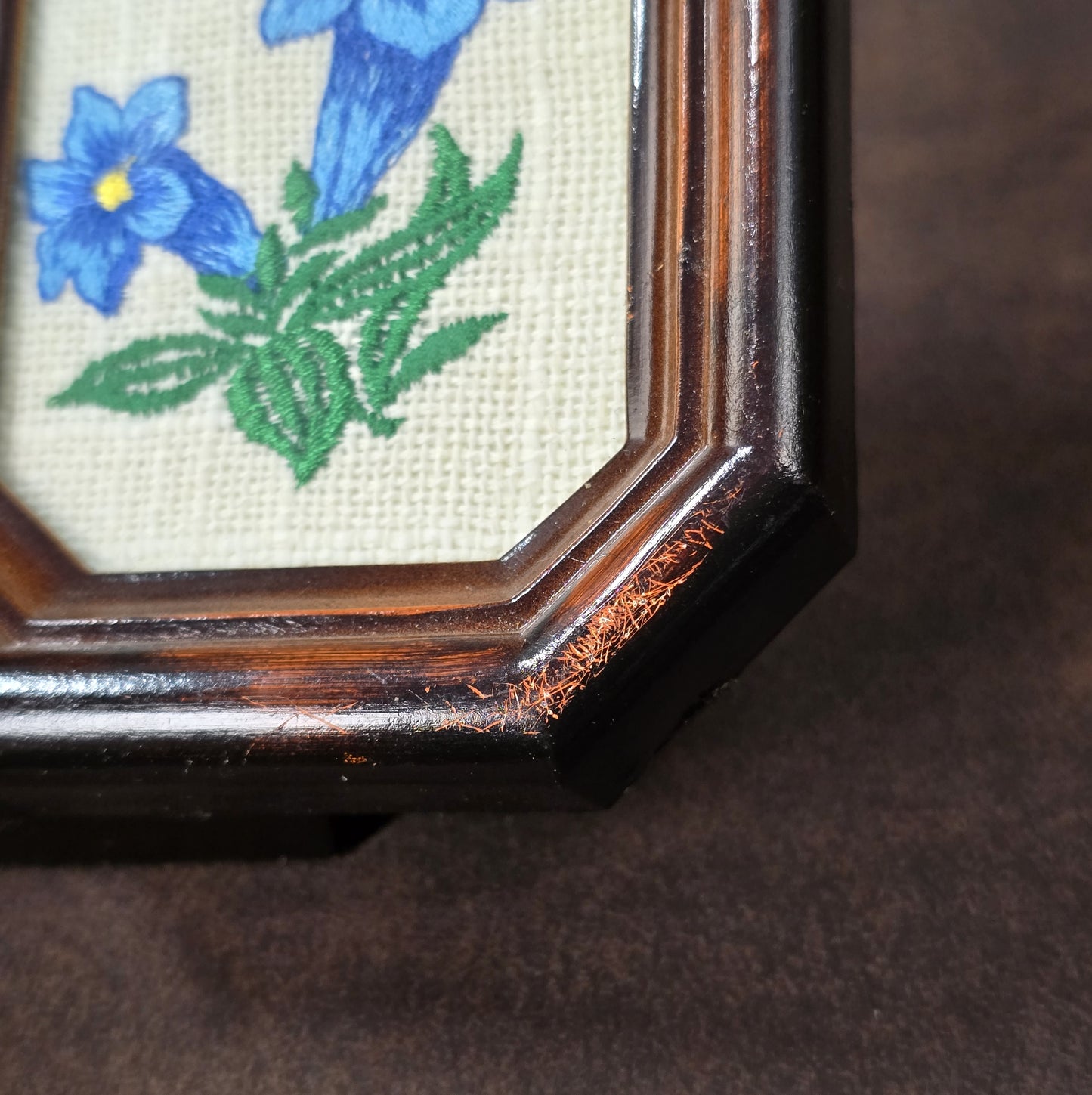 Zwei Vintage-Stickbilder aus den 60er/70er Jahren, Enzian & Hagebutte, unter Glas im britischen Registered Design Rahmen.