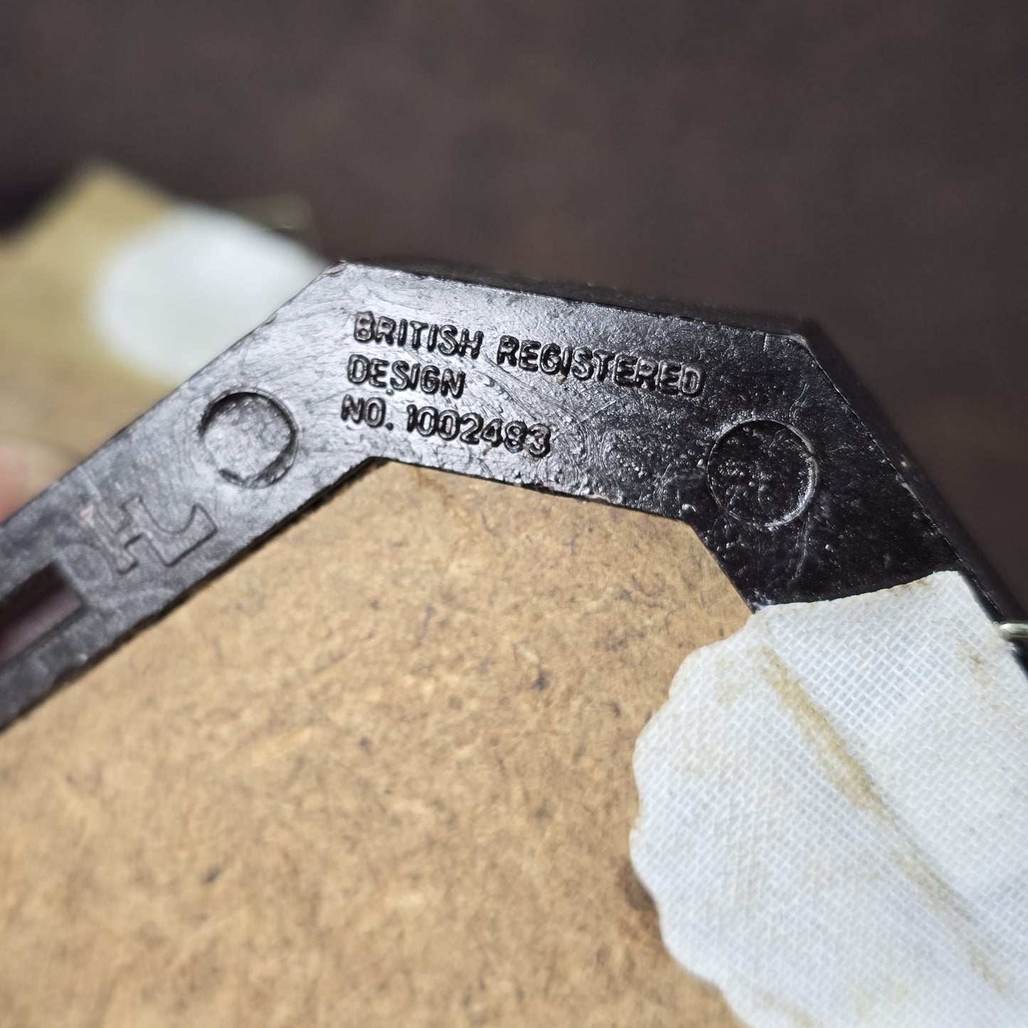 Zwei Vintage-Stickbilder aus den 60er/70er Jahren, Enzian & Hagebutte, unter Glas im britischen Registered Design Rahmen.