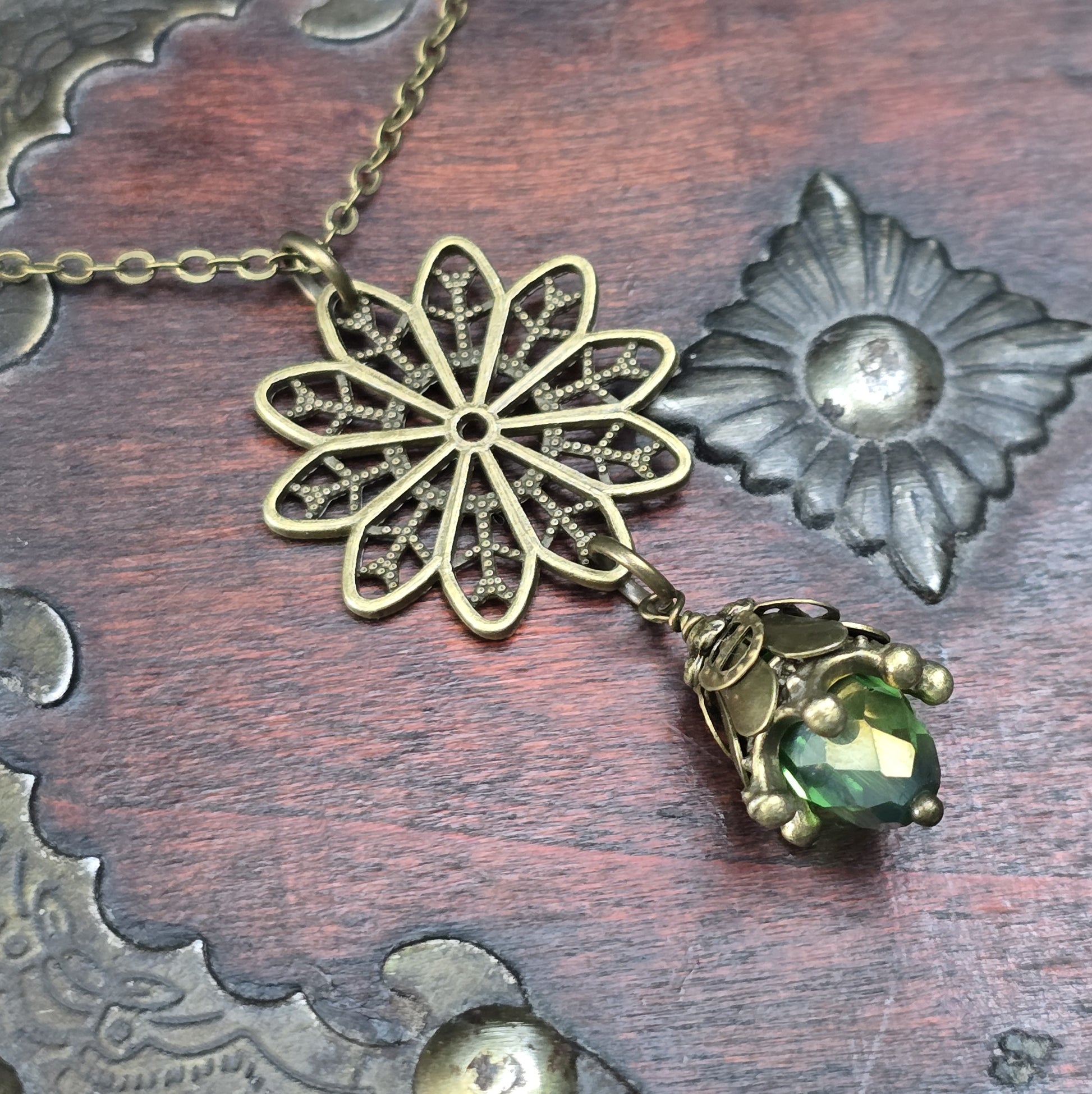 Kette mit Anhänger Sternblume und Kristallglasknospe im Vintage-Stil, antik bronzefarbig