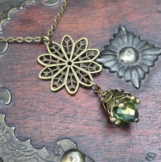 Kette mit Anhänger Sternblume und Kristallglasknospe im Vintage-Stil, antik bronzefarbig