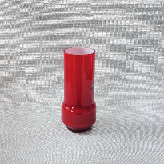 Vintage-Vase SSG Sudetenglashütten in kräftigem Rot, Überfangglas, ca. 1960er–70er, 15 cm Höhe, dekorativ für Retro- und Mid-Century-Einrichtungen.