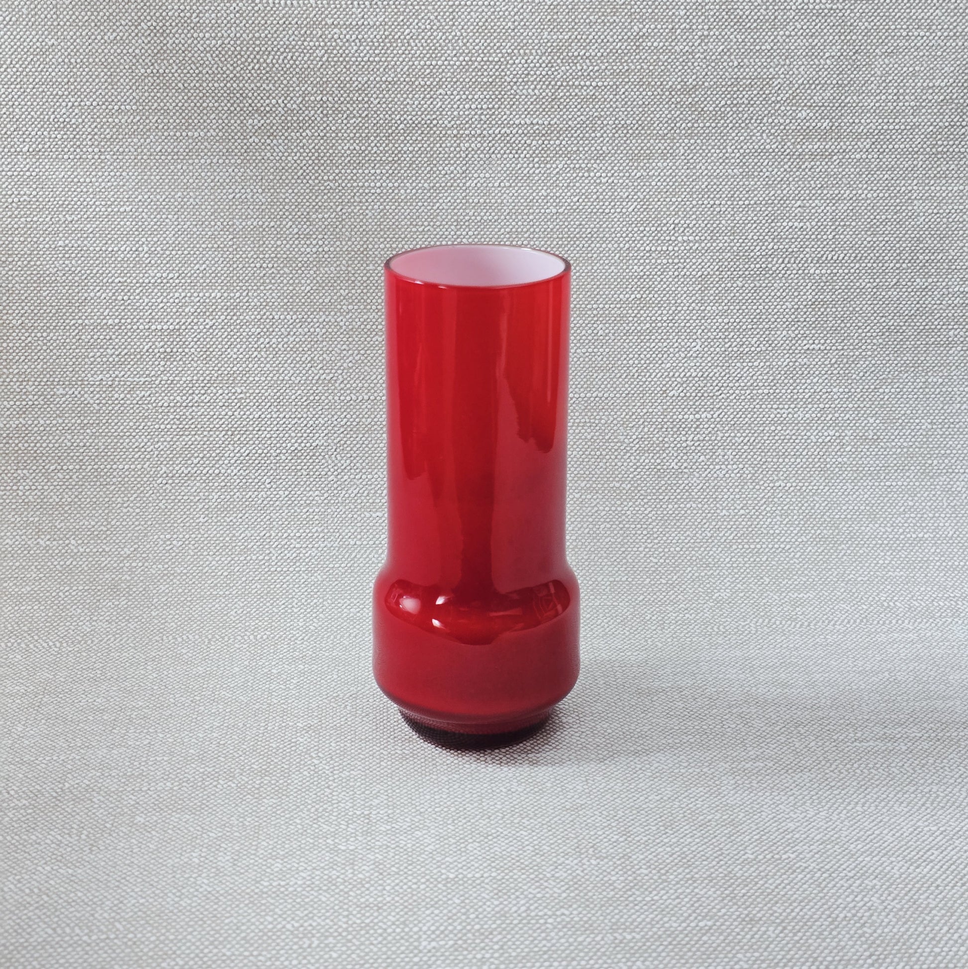 Vintage-Vase SSG Sudetenglashütten in kräftigem Rot, Überfangglas, ca. 1960er–70er, 15 cm Höhe, dekorativ für Retro- und Mid-Century-Einrichtungen.