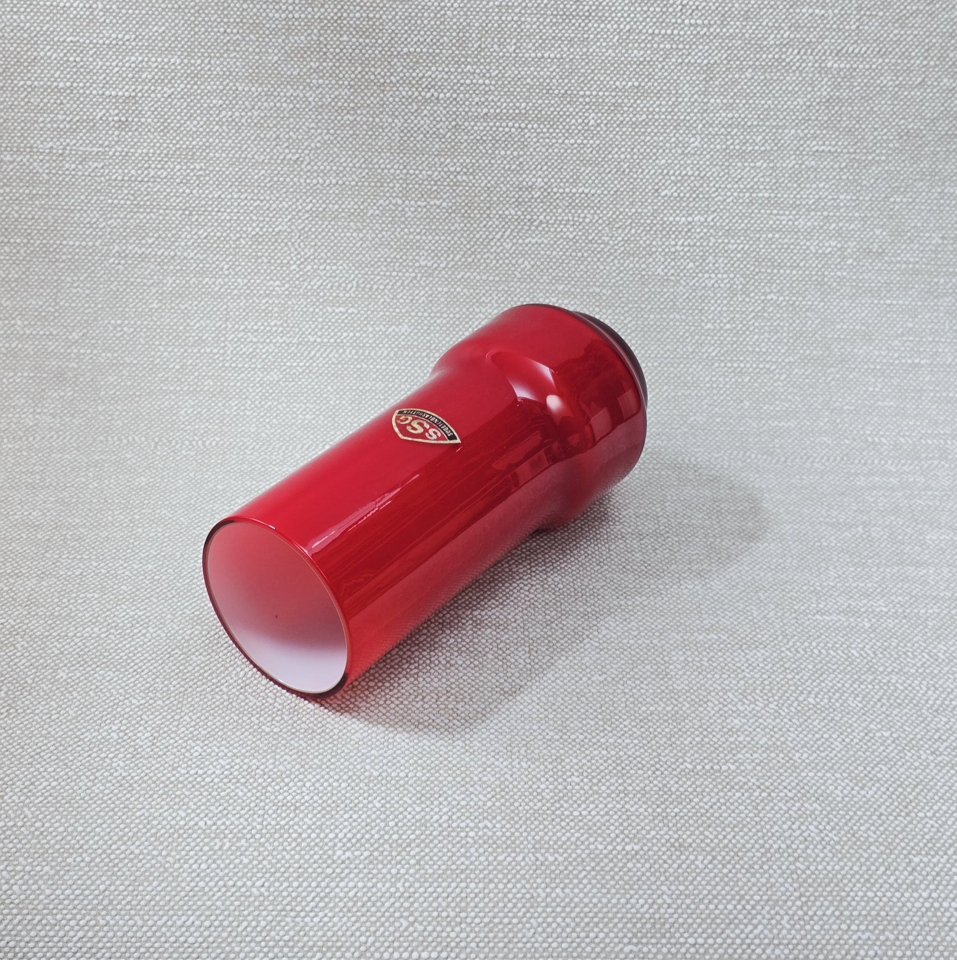 Vintage-Vase SSG Sudetenglashütten in kräftigem Rot, Überfangglas, ca. 1960er–70er, 15 cm Höhe, dekorativ für Retro- und Mid-Century-Einrichtungen.