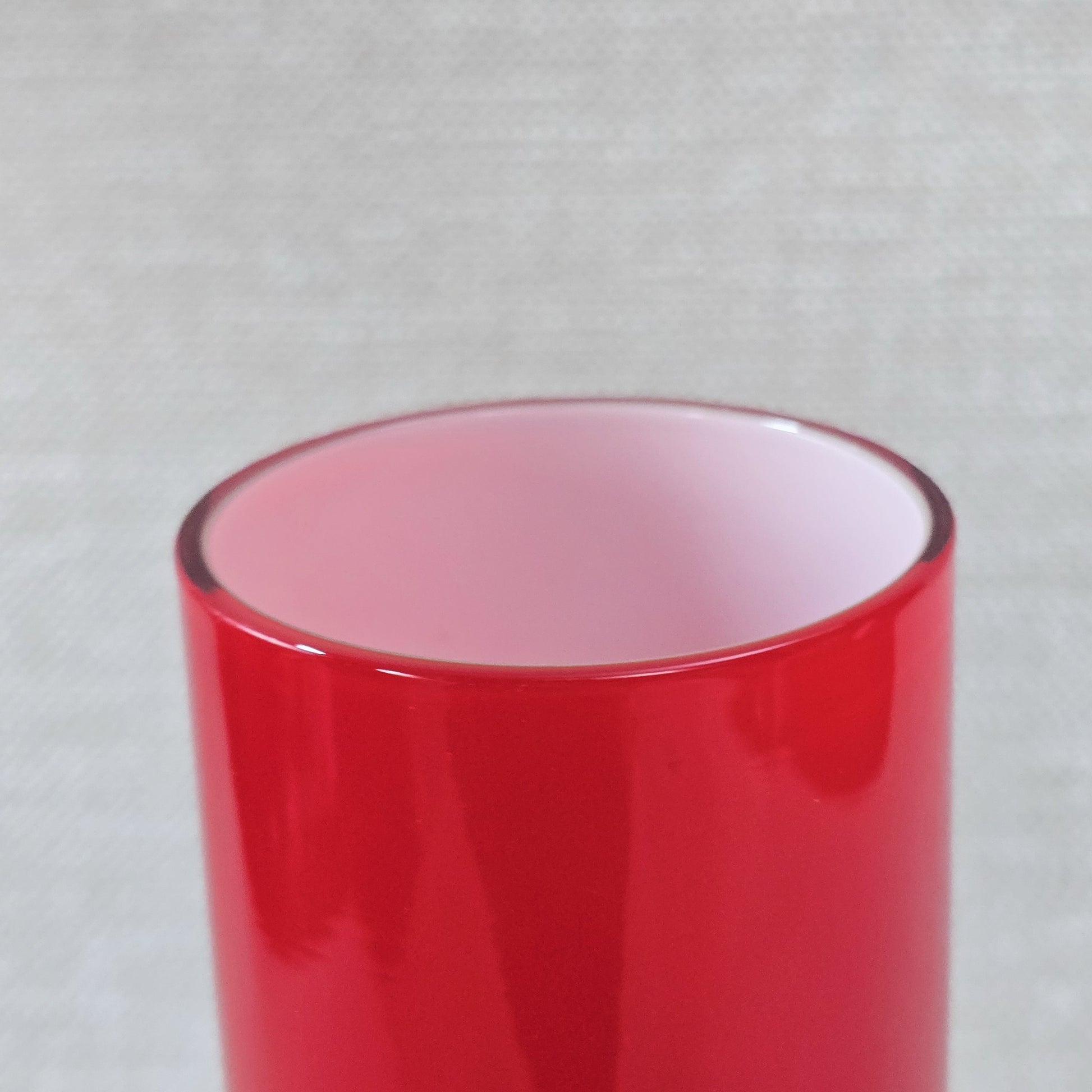 Vintage-Vase SSG Sudetenglashütten in kräftigem Rot, Überfangglas, ca. 1960er–70er, 15 cm Höhe, dekorativ für Retro- und Mid-Century-Einrichtungen.