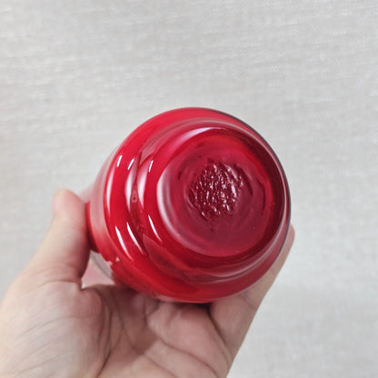 Vintage-Vase SSG Sudetenglashütten in kräftigem Rot, Überfangglas, ca. 1960er–70er, 15 cm Höhe, dekorativ für Retro- und Mid-Century-Einrichtungen.