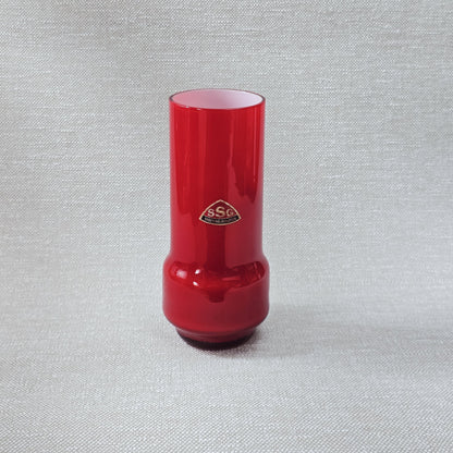 Vintage-Vase SSG Sudetenglashütten in kräftigem Rot, Überfangglas, ca. 1960er–70er, 15 cm Höhe, dekorativ für Retro- und Mid-Century-Einrichtungen.