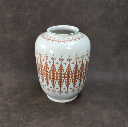 Vintage-Porzellanvase von Wagner & Apel aus der DDR, weiß mit orangebraunem grafischem Muster und rundem, klassischem 1970er-Design.