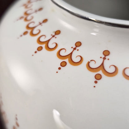 Vintage-Porzellanvase von Wagner & Apel aus der DDR, weiß mit orangebraunem grafischem Muster und rundem, klassischem 1970er-Design.