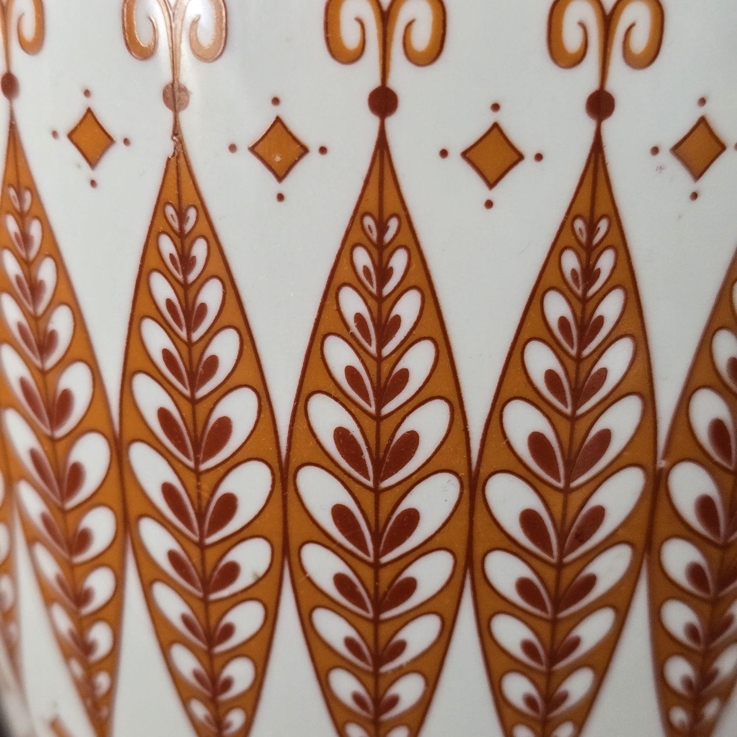 Vintage-Porzellanvase von Wagner & Apel aus der DDR, weiß mit orangebraunem grafischem Muster und rundem, klassischem 1970er-Design.