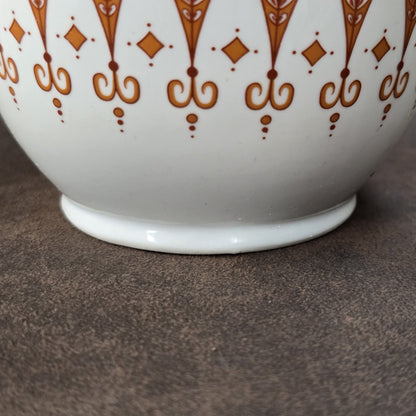 Vintage-Porzellanvase von Wagner & Apel aus der DDR, weiß mit orangebraunem grafischem Muster und rundem, klassischem 1970er-Design.