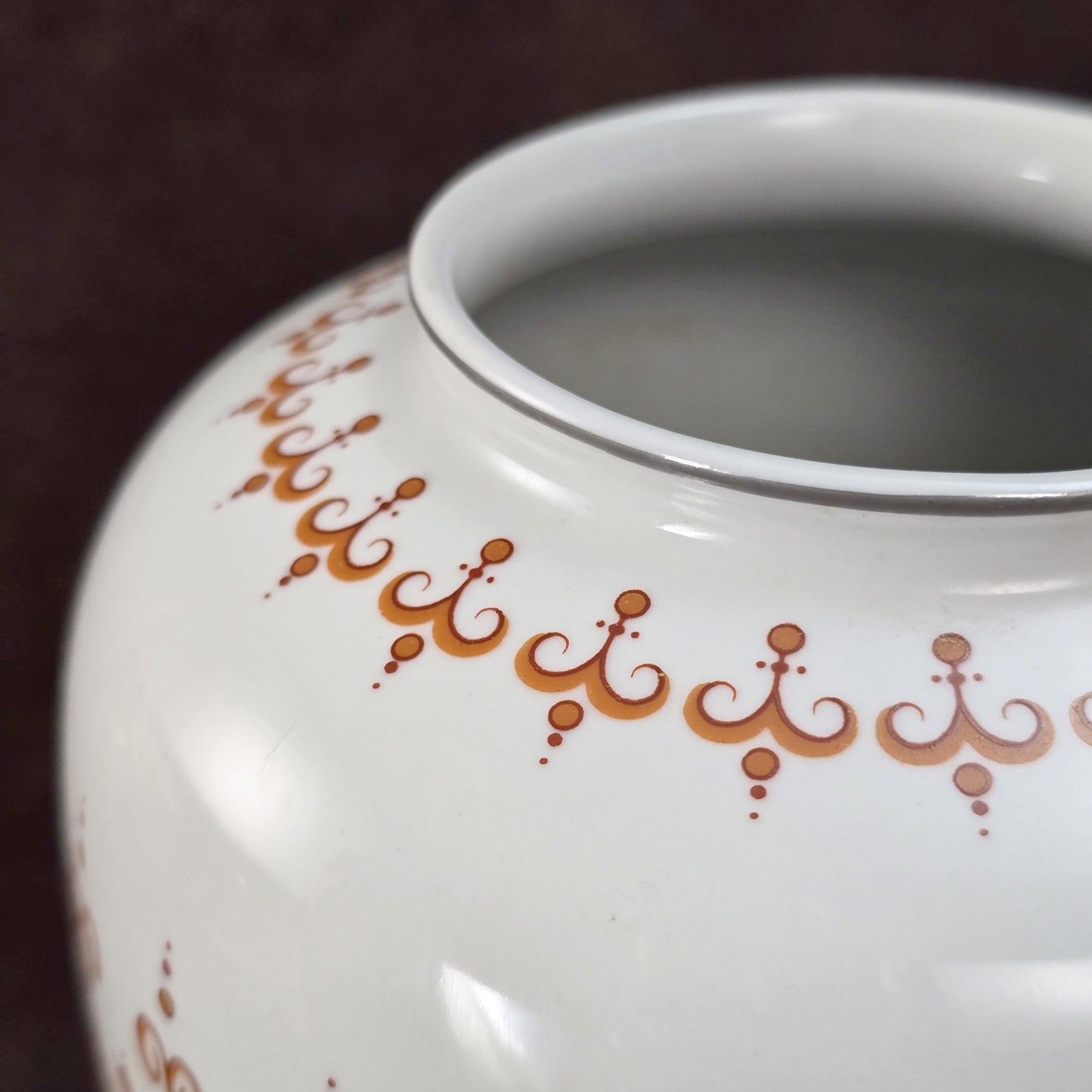 Vintage-Porzellanvase von Wagner & Apel aus der DDR, weiß mit orangebraunem grafischem Muster und rundem, klassischem 1970er-Design.