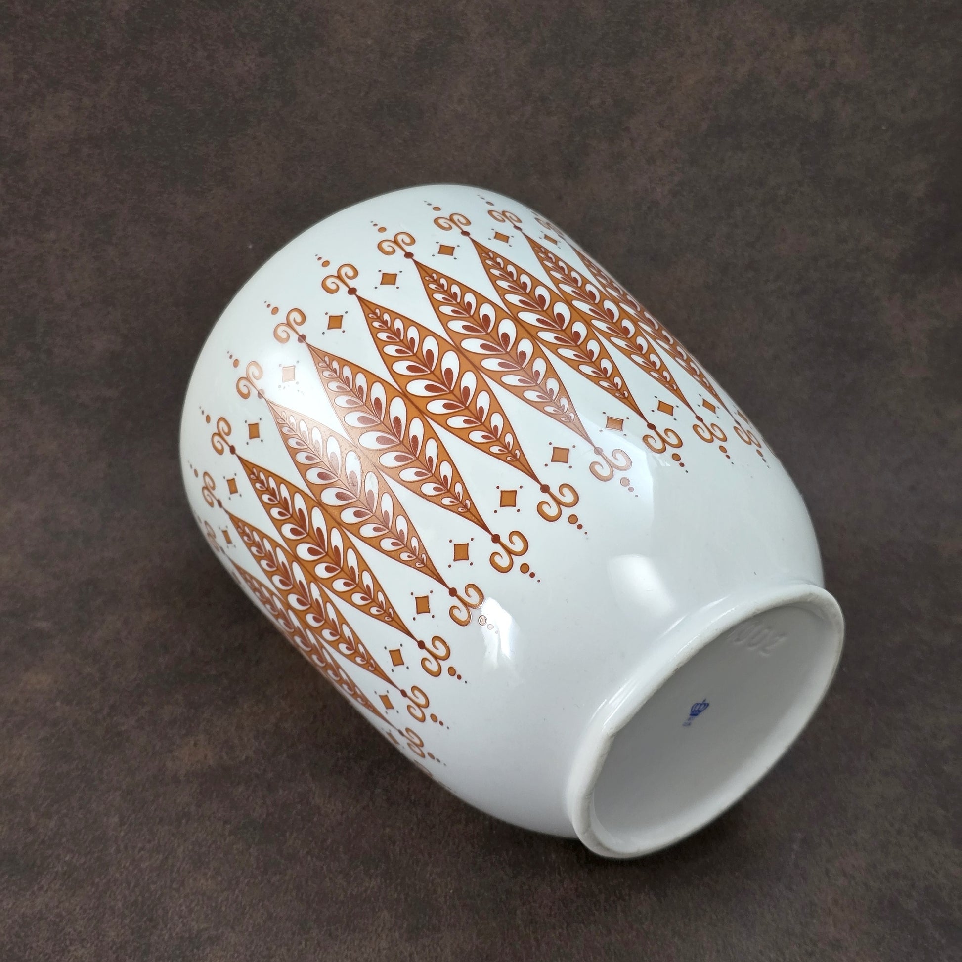 Vintage-Porzellanvase von Wagner & Apel aus der DDR, weiß mit orangebraunem grafischem Muster und rundem, klassischem 1970er-Design.