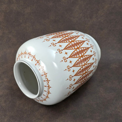 Vintage-Porzellanvase von Wagner & Apel aus der DDR, weiß mit orangebraunem grafischem Muster und rundem, klassischem 1970er-Design.