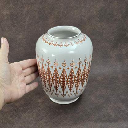 Vintage-Porzellanvase von Wagner & Apel aus der DDR, weiß mit orangebraunem grafischem Muster und rundem, klassischem 1970er-Design.