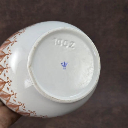 Vintage-Porzellanvase von Wagner & Apel aus der DDR, weiß mit orangebraunem grafischem Muster und rundem, klassischem 1970er-Design.