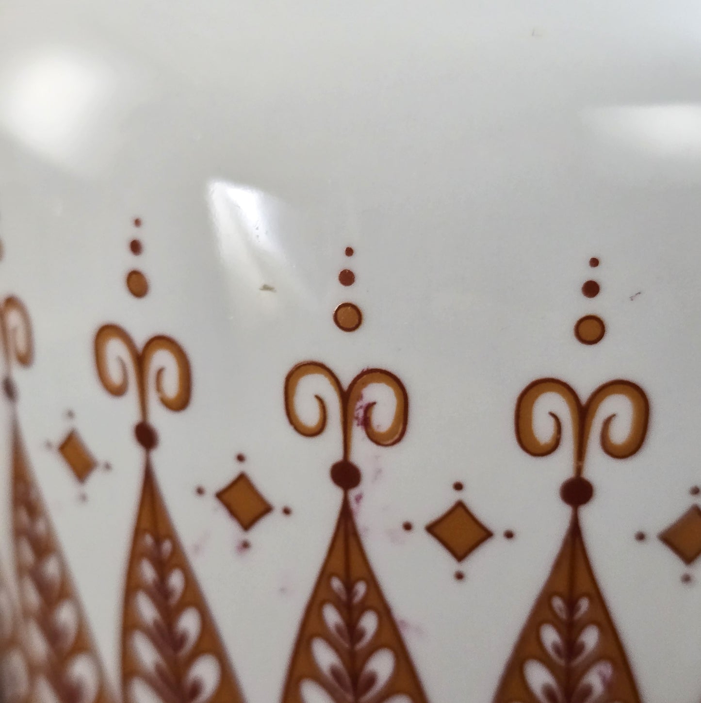 Vintage-Porzellanvase von Wagner & Apel aus der DDR, weiß mit orangebraunem grafischem Muster und rundem, klassischem 1970er-Design.