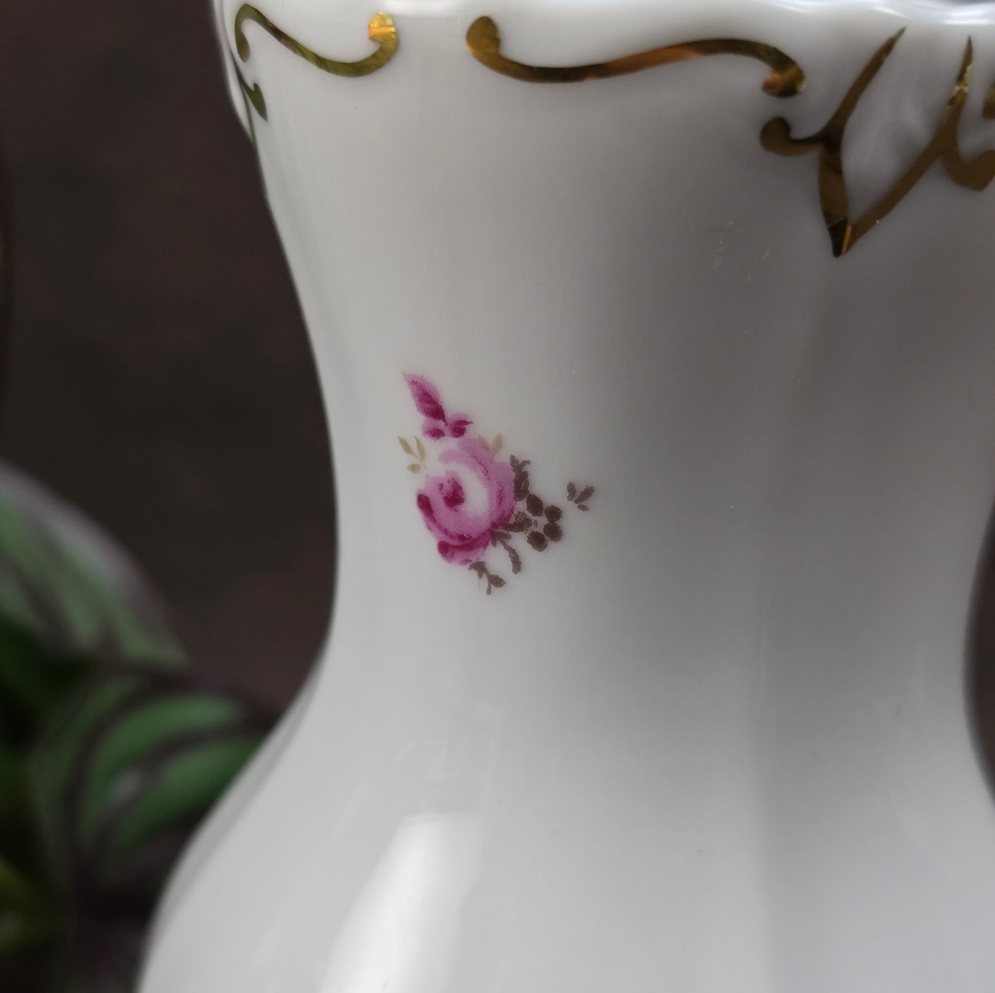 Porzellanvase von Weimar (DDR, ca. 1970), Serie Katharina mit Rosenmotiv & Goldrand. Elegant & makellos – perfekt für Vintage Deko & Sammler:innen.