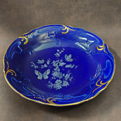 Rumänischer Arpo Porzellan-Zierteller, handbemalt in Kobaltblau mit Schmetterlingen und Goldrand, Ø 24 cm, 1970er Jahre.